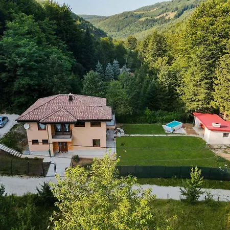 Rivus - Private Family Retreat Near