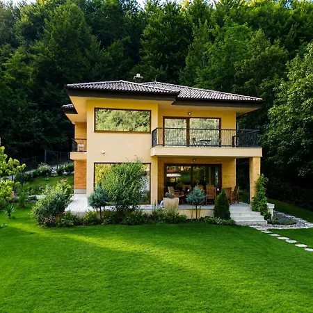 Vila Rivus - Private Family Retreat Near