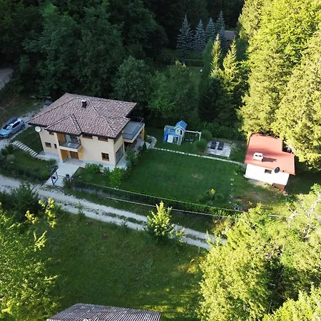 Vila Rivus - Private Family Retreat Near