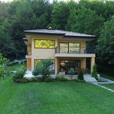 Villa Rivus - Private Family Retreat Near